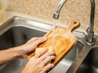 Как очистить разделочную доску: проверка трех популярных лайфхаков из Сети