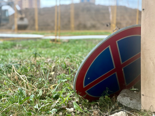 На Садовом проезде временно убрали знак «Остановка запрещена»