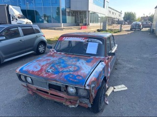 Полуразобранный красный «жигуль» у ТЦ в Чехове рискует угодить на штрафстоянку