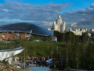 Участники «Интервидения-2025» познакомились с парком «Зарядье»