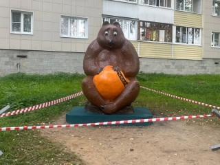 В Клину обновили любимого мишку с бочонком меда