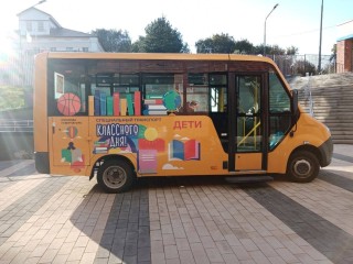 Школьные автобусы в Истре украсили яркими наклейками