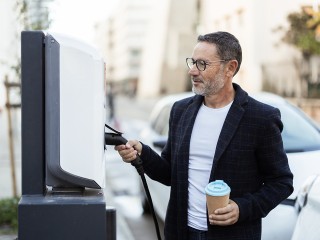 Уролог Гадзиян: электромобили и смартфоны убивают мужскую фертильность и тестостерон