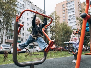 Новую спортивную площадку установили во дворе на Талсинской
