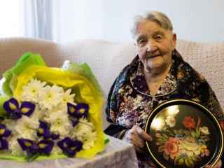 В Королеве 1400 юбиляров получили жостовские подносы и павлопосадские платки