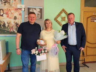 Депутат облдумы Коркин и глава Луховиц Тимохин поздравили с днем рождения работницу УИК