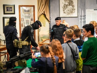 Как воспитывают служебных собак: Росгвардейцы раскрыли секреты школьникам