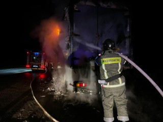 Пожарные потушили грузовой прицеп, вспыхнувший на трассе А-108 в Серпухове