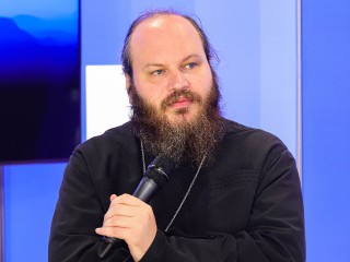Отец Островский и Собчак затеяли спор о церкви