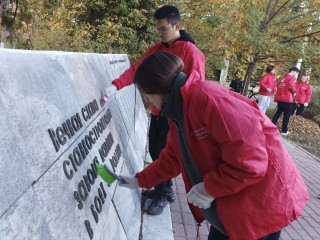 Память, которая живет: егорьевские волонтеры привели в порядок памятник станкостроителям