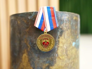 Отлитые из снарядов гаубицы медали вручили волонтерам Мытищ