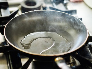 Загоревшееся масло на плите, чуть не привело к трагедии