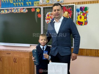Первокласснику, громче всех исполнившего гимн России на линейке, подарили микрофон