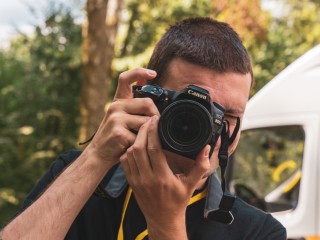 В Балашихе мужчина залез на чужую машину ради фото