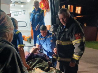 Пожарные Шатуры помогли медикам госпитализировать пенсионера