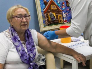 Прививки отечественными препаратами сделали пожилым гражданам Солнечногорска