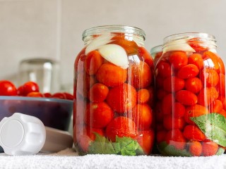 Салат «Пальчики оближешь»: как закрыть на зиму вкуснейшие помидоры с луком