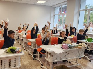 В Дедовской школе имени Белобородова первоклассников угостили мороженым на первом уроке