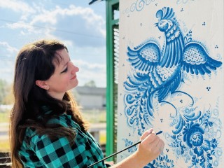 Художница фарфорового завода собственноручно расписала станцию «Гжель»
