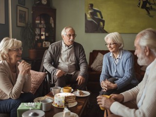 Международный День пожилых людей в 2025 году: кому и сколько доплатят к празднику