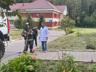 Внимание, эвакуация: пожарные отработали сценарий ЧС в тубдиспансере Алешина