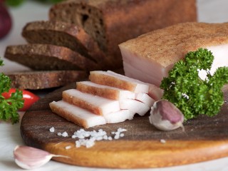 Какие витамины можно получить из сала, рассказала врач Юлия Сластен