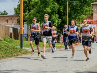 Дистанцию в 3 километра и 24 препятствия преодолели лосинопетровцы на «Военной тропе»