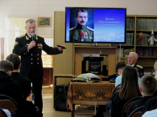 Школьники смогли задать вопросы заслуженным летчикам в детской библиотеке