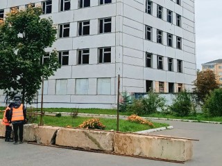 В Волоколамске демонтируют аварийную часть недостроенного больничного корпуса