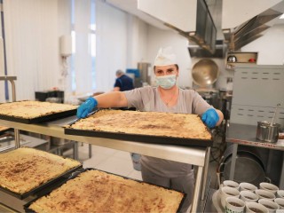 Блинчиками со сгущенкой и запеканкой поднимают настроение школьникам