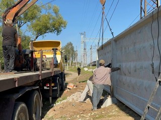 Возле станции Белые Столбы монтируют ограждения железной дороги