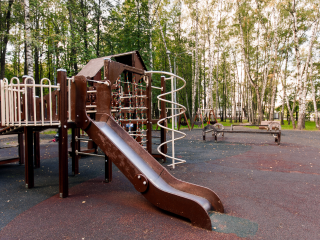 Трижды за год детские площадки округа страдали от вандалов