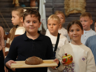 Русская печь, ухват и хлеб с солью: с историей страны и края знакомят школьников в Дзержинском