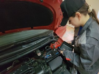Девятиклассники разобрали и собрали двигатель легкового автомобиля
