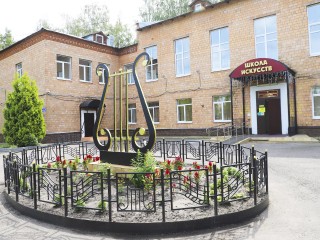 Новые инсталляции-фонари встречают учеников в рошальской школе искусств