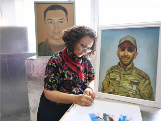 Дети бойцов СВО из Мытищ нарисовали портреты отцов-героев