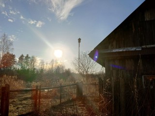 Как сберечь дачу от пожара: мусор и листву — убрать,  на участок — бочку с водой