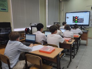 Ученики в Правдинском оживили светофор при помощи компьютерного кода
