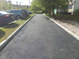 Возле домов на трех улицах Глебовского уложили новый асфальт