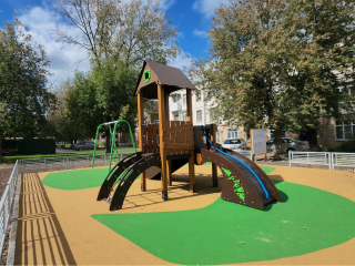 Деревянную детскую площадку установили на улице Кирова