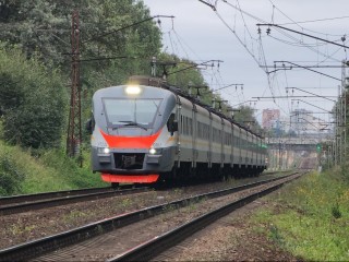 На станции Луговая завершается строительство безопасного перехода через пути
