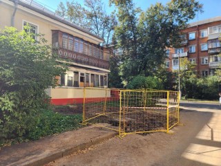 Коммунальщики заделают асфальт во дворе дома на улице Карла Маркса после прорыва трубы