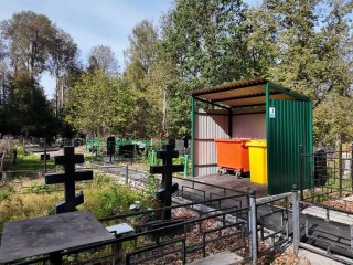 Парковку на 30 мест и новые дорожки сделали на кладбище в Селинском