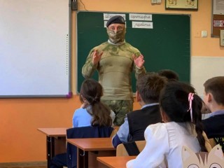 Боец СОБР «Булат» рассказал ученикам Гжельской школы о правилах безопасности