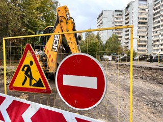 Рабочие завершили фрезерование старого слоя асфальта на улице Заречной