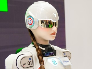 Первый в России робот-консультант прошел тест в химкинском автосалоне