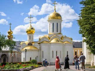 От князей до патриархов: кого хоронили у стен Лавры с начала ее основания