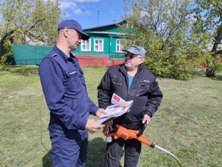 Пожарные в Луховицах напомнили о правилах работы с бензоинструментом