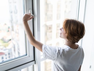 Утепление окон за копейки: бюджетный материал работает как третье стекло