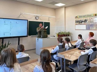 Боец СВО рассказал школьникам Ногинска о службе в зоне спецоперации